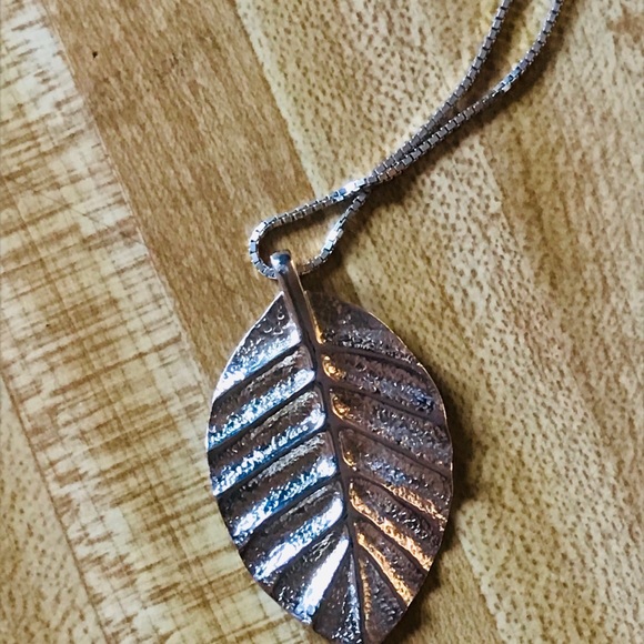🎁 SS Leaf Pendent & Chain - Picture 4 of 6